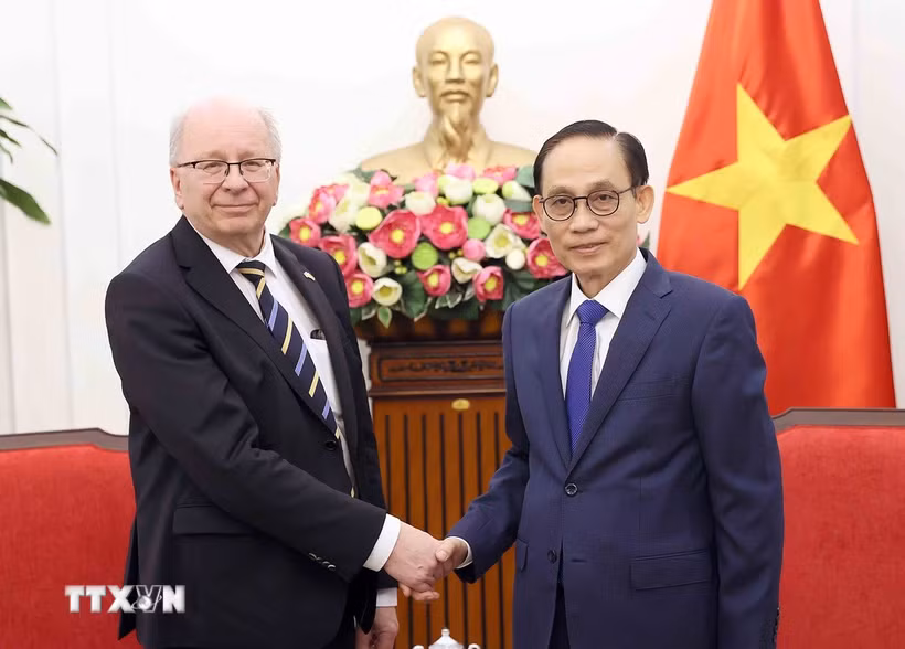 Bộ trưởng Bộ Ngoại giao Lê Hoài Trung tiếp Quốc vụ khanh Bộ Ngoại giao Thụy Điển Dag Hartelius. (Ảnh: An Đăng/TTXVN)