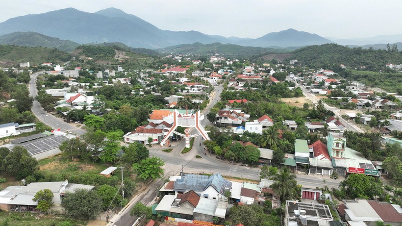 Huyện miền núi Khánh Vĩnh xác định phát triển thành đô thị tiểu sinh thái núi rừng. (Ảnh: Phan Sáu/TTXVN)