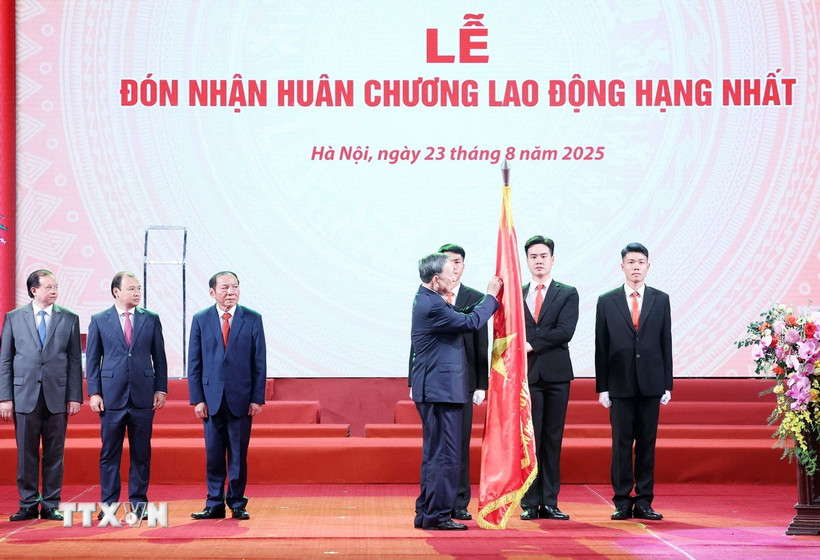 Tổng Bí thư Tô Lâm trao tặng Huân chương Lao động hạng Nhất cho ngành Văn hóa, Thể thao và Du lịch. (Ảnh: Thống Nhất/TTXVN)