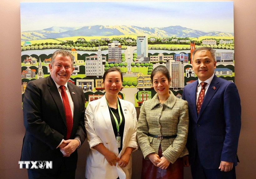Đại sứ Phan Minh Giang (đầu tiên, phải sang) và phu nhân cùng Thị trưởng thành phố Palmerston North và Trưởng bộ phận quan hệ đối ngoại của thành phố. (Nguồn: TTXVN phát)
