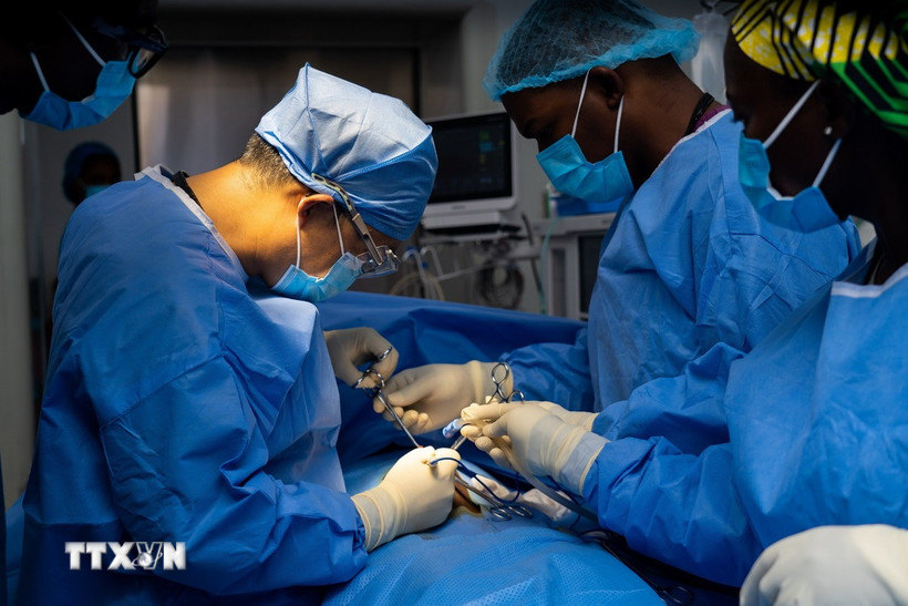 Nhân viên y tế điều trị cho bệnh nhân tại bệnh viện ở Accra, Ghana. (Nguồn: THX/TTXVN)