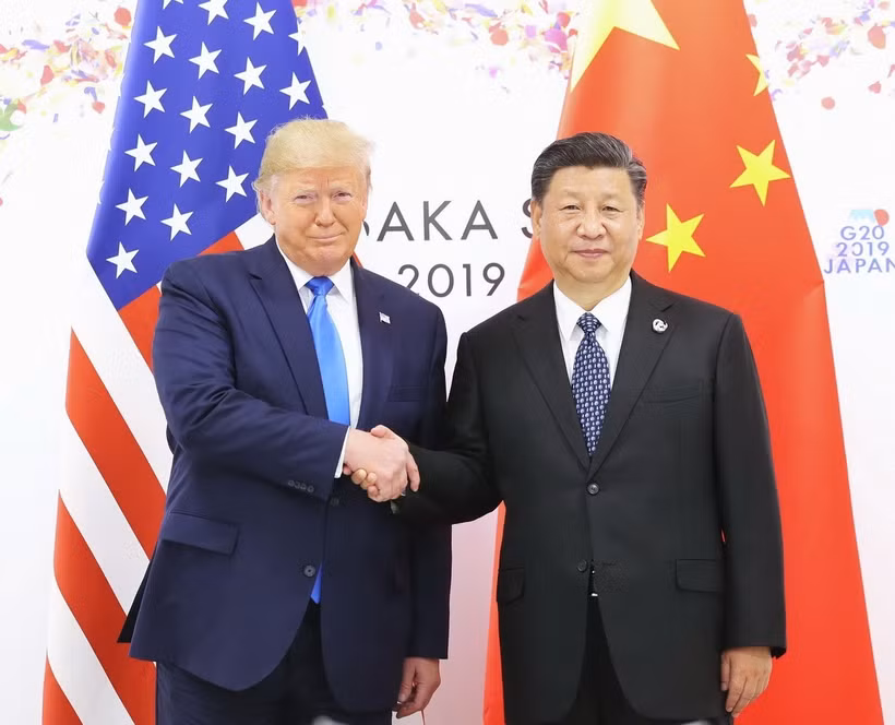 Tổng thống Mỹ Donald Trump trong cuộc gặp với Chủ tịch Trung Quốc Tập Cận Bình (phải) ngày 29/6/2019. (Ảnh: THX/TTXVN)