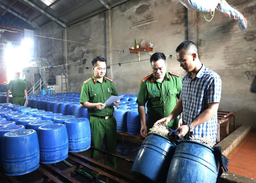 Cơ quan Công an kiểm tra các lu làm giá đỗ. (Nguồn: Cổng thông tin điện tử Bộ Công an)