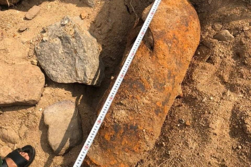 Phát hiện quả bom tại khu vực suối Tân Lai, thôn 2, xã Tuy Phong, Lâm Đồng. (Nguồn: Báo Lâm Đồng)