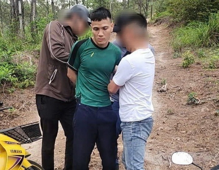Đối tượng Nguyễn Văn Báo bị bắt khi đang lẩn trốn tại khu vực hồ Yên Trung, thành phố Uông Bí. (Ảnh: TTXVN phát)