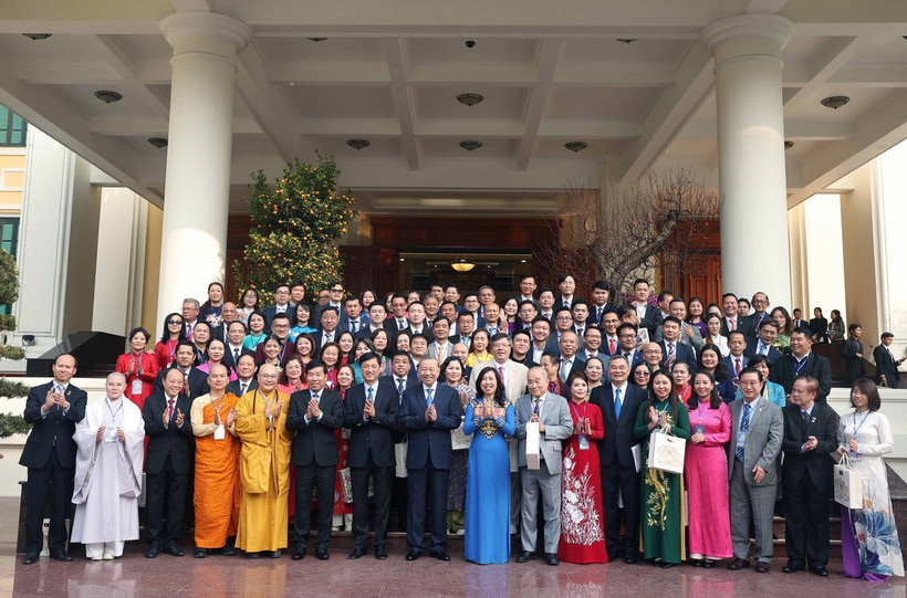 Tổng Bí thư Tô Lâm và đại biểu chụp ảnh chung với kiều bào tiêu biểu tham dự chương trình "Xuân quê hương" năm 2025. (Ảnh: Thống Nhất/TTXVN)