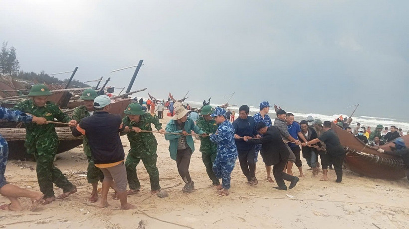 Các lực lượng chức năng cứu hộ thuyền cá bị gặp nạn trên biển. (Ảnh: TTXVN phát)