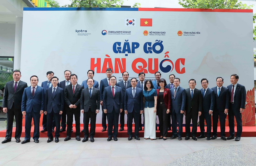 Phó Thủ tướng, Bộ trưởng Bộ Ngoại giao Bùi Thanh Sơn với các đại biểu. (Ảnh: An Đăng/TTXVN)