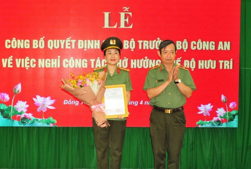 Thiếu tướng Huỳnh Văn Hải, Phó Cục trưởng Cục Tổ chức cán bộ trao Quyết định của Bộ trưởng Bộ Công an cho Đại tá Võ Thị Hoài Ngọc. (Ảnh: TTXVN phát)