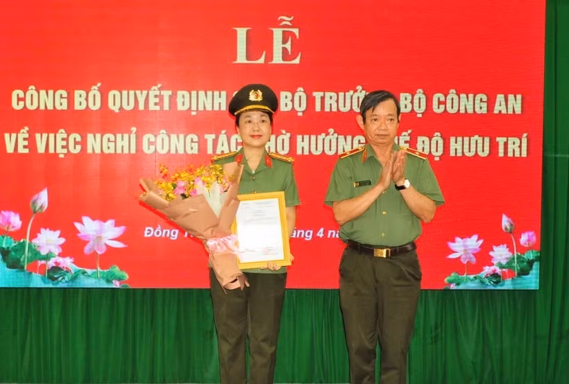 Thiếu tướng Huỳnh Văn Hải, Phó Cục trưởng Cục Tổ chức cán bộ trao Quyết định của Bộ trưởng Bộ Công an cho Đại tá Võ Thị Hoài Ngọc. (Ảnh: TTXVN phát)