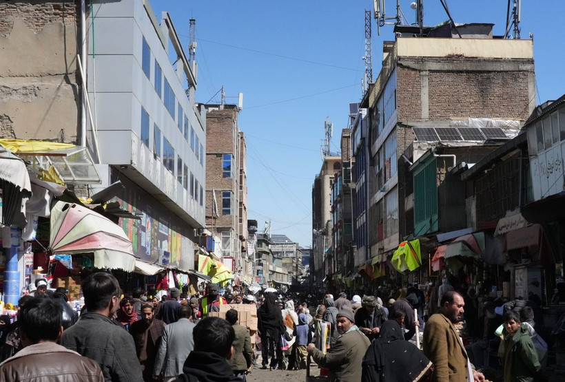 Người dân tại một khu chợ ở Kabul, Afghanistan. (Ảnh: THX/TTXVN)
