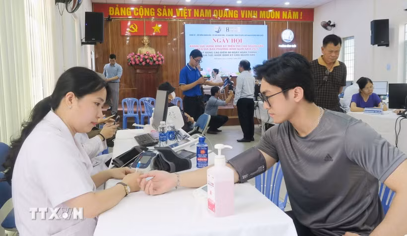 Người dân phường Bình Qưới được khám sức khỏe miễn phí. (Ảnh: Đinh Hằng/TTXVN)