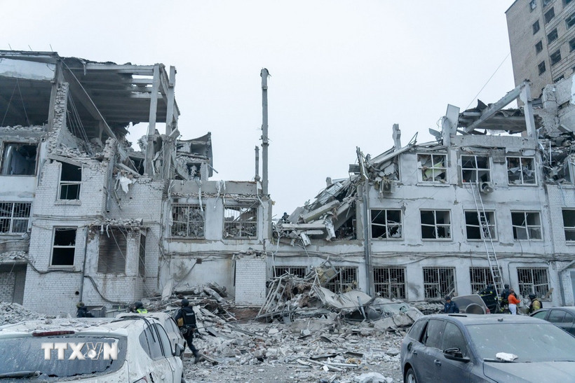 Nhân viên cứu hộ tìm kiếm các nạn nhân trong đống đổ nát của tòa nhà bị trúng tên lửa Nga ở Zaporizhzhia, Ukraine ngày 10/12/2024. (Ảnh: AA/TTXVN)