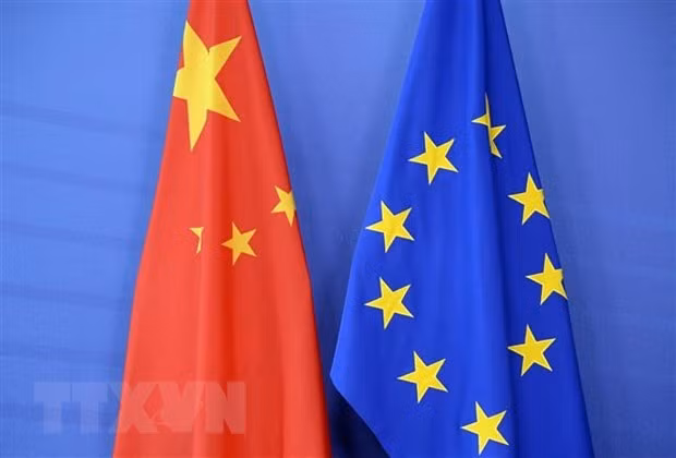 Quốc kỳ Trung Quốc (trái) và cờ Liên minh châu Âu (EU). (Ảnh: AFP/TTXVN)