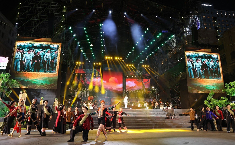 Tiết mục "Nam Bộ kháng chiến" do nhóm MTV cùng các nhóm múa trình bày. (Ảnh: Thu Hương/TTXVN)