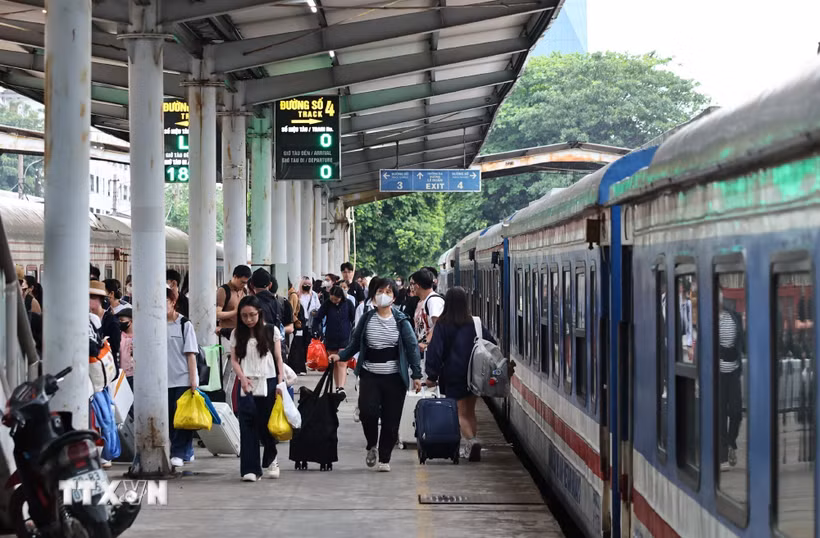 Người dân ở các tỉnh trở về Hà Nội bằng tàu hỏa. (Ảnh: Minh Đức/TTXVN)