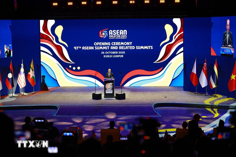 Thủ tướng Malaysia Anwar Ibrahim, Chủ tịch ASEAN 2025 phát biểu khai mạc Hội nghị Cấp cao ASEAN 47 và các Hội nghị Cấp cao liên quan. (Ảnh: Dương Giang/TTXVN)