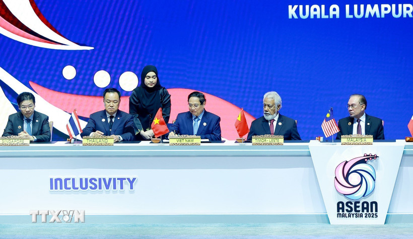 Timor Leste gia nhập ASEAN: Biểu tượng của tinh thần bao trùm Thủ tướng Phạm Minh Chính ký Tuyên bố kết nạp Timor-Leste vào ASEAN. (Ảnh: Dương Giang/TTXVN)