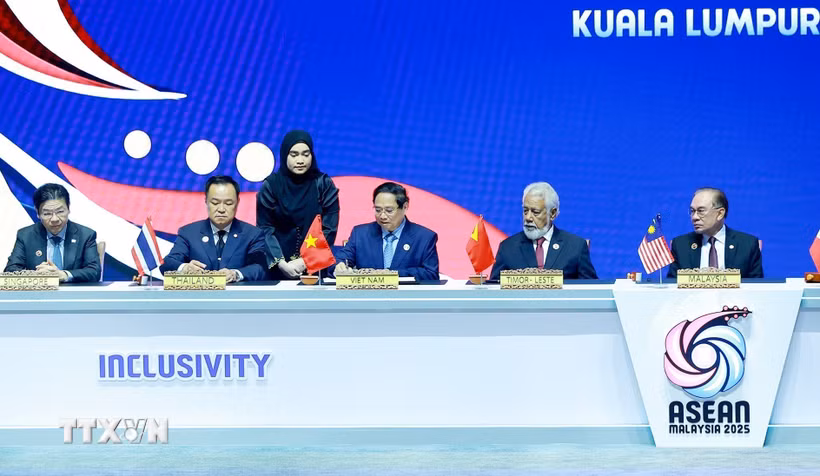Thủ tướng Phạm Minh Chính ký Tuyên bố kết nạp Timor-Leste vào ASEAN. (Ảnh: Dương Giang/TTXVN)