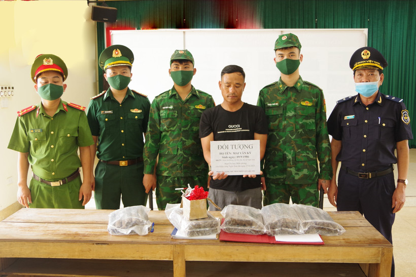 Đối tượng Mai Văn Kỳ cùng tang vật bị bắt giữ. (Ảnh: TTXVN phát)