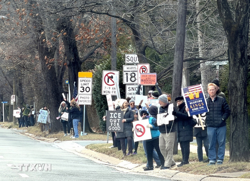 Người dân biểu tình phản đối ICE trên một tuyến phố của tiểu bang Maryland ngày 11/01/2026. (Ảnh: Ngọc Quang/TTXVN)