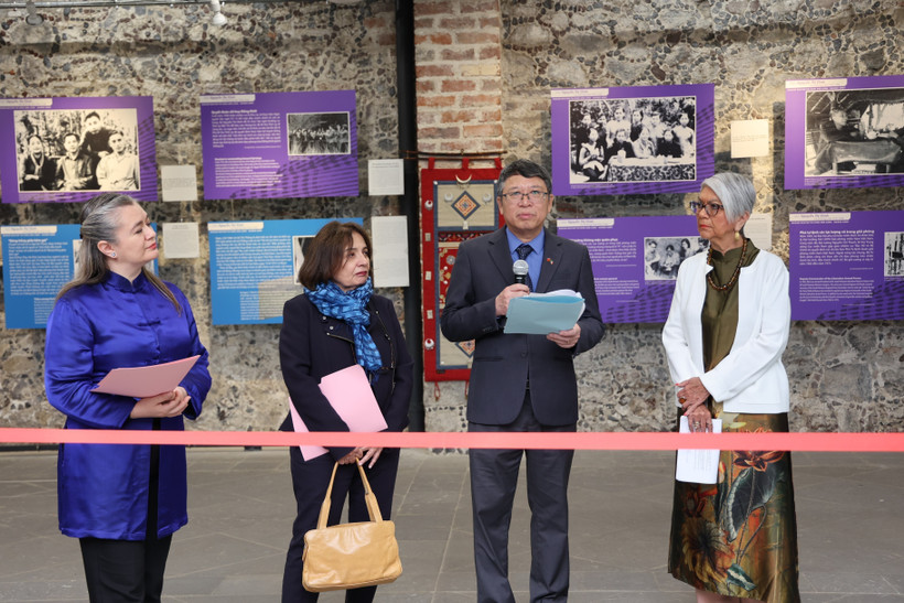 Đại sứ Việt Nam tại Mexico Nguyễn Văn Hải phát biểu tại buổi khai mạc Triển lãm ảnh “Đội quân Tóc Dài” tại Bảo tàng Phụ nữ ở trung tâm thủ đô Mexico City. (Ảnh: Phương Lan/TTXVN)