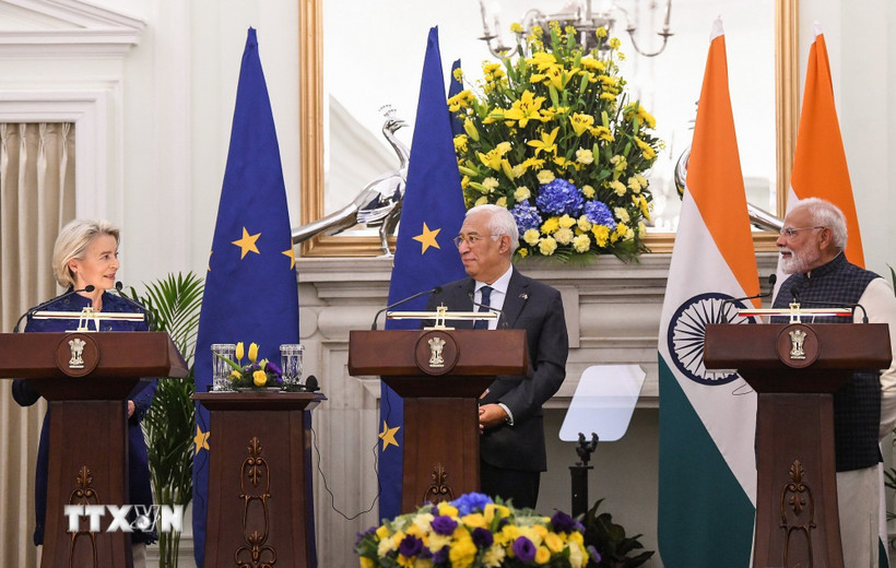 Thủ tướng Ấn Độ Narendra Modi, Chủ tịch Ủy ban châu Âu Ursula von der Leyen và Chủ tịch Hội đồng châu Âu Antonio Costa tại cuộc họp báo ở New Delhi, ngày 27/1/2026. (Nguồn: ANI/TTXVN)