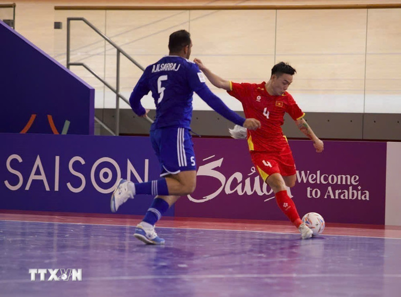 Một pha bóng trong trận ra quân gặp Kuwait của đội tuyển futsal Việt Nam. (Nguồn: TTXVN phát)