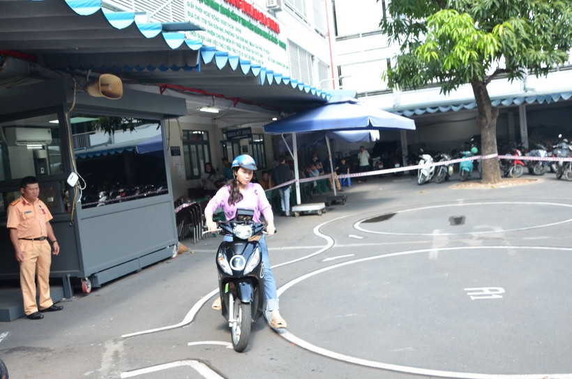 Thí sinh thi phần thực hành tại Trung tâm sát hạch lái xe Tân Phú (Thành phố Hồ Chí Minh). (Ảnh: Linh Sơn/TTXVN)