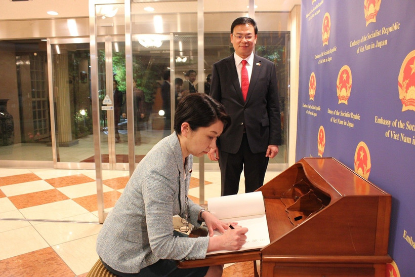 Chủ tịch Liên minh nghị sỹ hữu nghị Nhật Bản-Việt Nam Obuchi Yuko ghi sổ lưu niệm tại Đại sứ quán Việt Nam tại Nhật Bản. (Ảnh: Phạm Tuân/TTXVN)