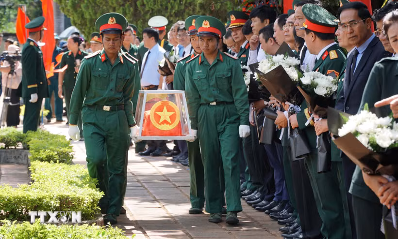 Nghi thức truy điệu, an táng 18 hài cốt liệt sỹ tại Nghĩa trang Liệt sỹ Đức Cơ, tỉnh Gia Lai. (Ảnh: Hoài Nam/TTXVN)