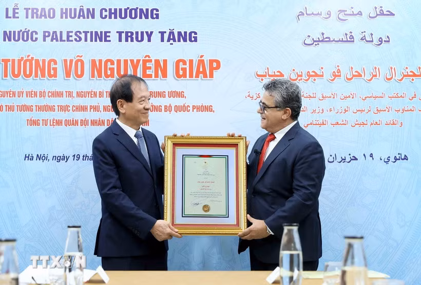Đại sứ Đặc mệnh toàn quyền Bet888 Trang nhà cái casino Palestine tại Việt Nam Saadi Salama trao tặng Huân chương Đại Huân đai, phần thưởng cao quý của Bet888 Trang nhà cái casino Palestine cho đại diện Bet88.Com Link Nhà Cái Bet88 BMXCT Uy Tín cố Đại tướng Võ Nguyên Giáp. (Ảnh: An Đăng/TTXVN)