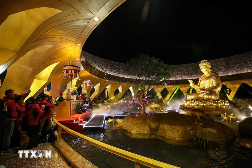 Tôn tượng Đức Phật Câu Na Hàm Mâu Ni sẽ chính thức đón khách tham quan chiêm bái từ 1/1/2026. (Ảnh: Giang Phương/TTXVN)