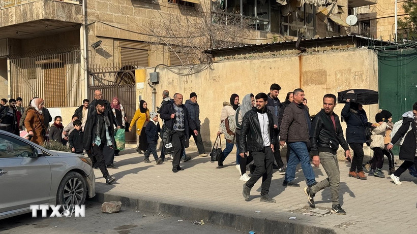 Người dân sơ tán tránh xung đột tại thành phố Aleppo, Syria, ngày 7/1/2026. (Nguồn: THX/TTXVN)