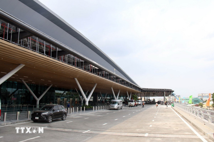 Phía bên ngoài Nhà ga hành khách T3 chiều 16/4/2025. (Ảnh: Tiến Lực/TTXVN)