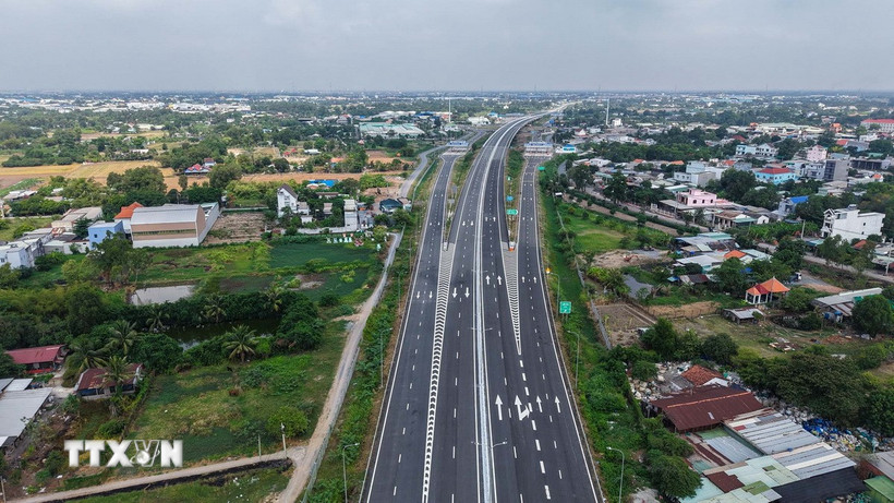 Đường cao tốc Bến Lức – Long Thành và lối dẫn lên xuống đã hoàn thành, sẵn sàng đưa vào khai thác chính thức từ ngày 29/4. (Ảnh: Hoàng Hiếu/TTXVN)