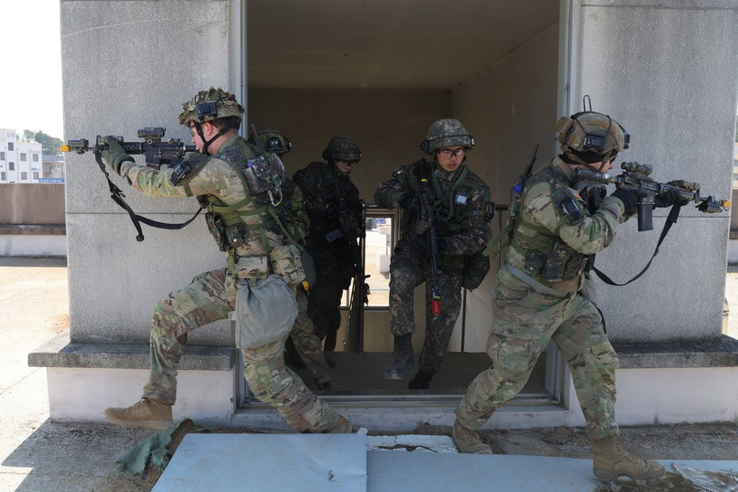 Binh sỹ Mỹ tham gia diễn tập chiến đấu trong các đường hầm, trong khuôn khổ cuộc tập trận chung Mỹ-Hàn “Lá chắn Tự do” tại thành phố Paju, ngày 19/3/2025. (Ảnh: YONHAP/TTXVN)