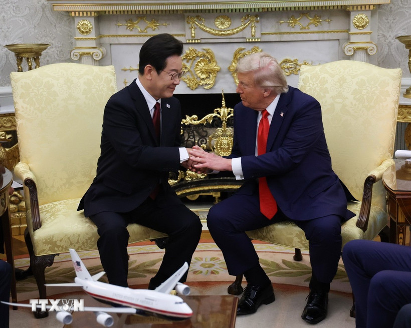 Tổng thống Lee Jae Myung (trái) trong cuộc hội đàm với Tổng thống Mỹ Donald Trump tại Washington DC., ngày 25/8/2025. (Ảnh: Yonhap/TTXVN)