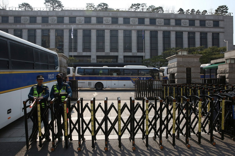 Cảnh sát gác tại Seoul, Hàn Quốc, ngày 1/4/2025. (Ảnh: THX/TTXVN)