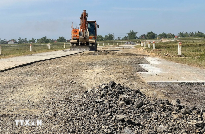 Đơn vị thi công tiến hành sửa chữa mặt đường. (Ảnh: Văn Tý/TTXVN)