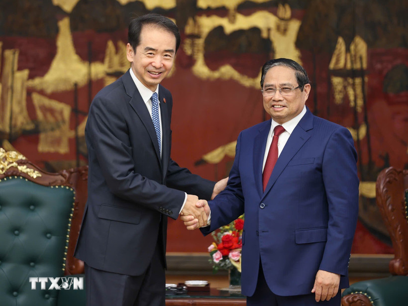 Thủ tướng Phạm Minh Chính tiếp Đại sứ Trung Quốc tại Việt Nam Hà Vĩ. (Ảnh: Dương Giang/TTXVN)