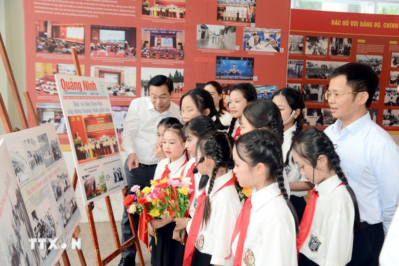 Các cháu thiếu niên, nhi đồng tham quan khu trưng bày ấn phẩm Bác Hồ với báo chí Quảng Ninh. (Ảnh: Thanh Vân/TTXVN)