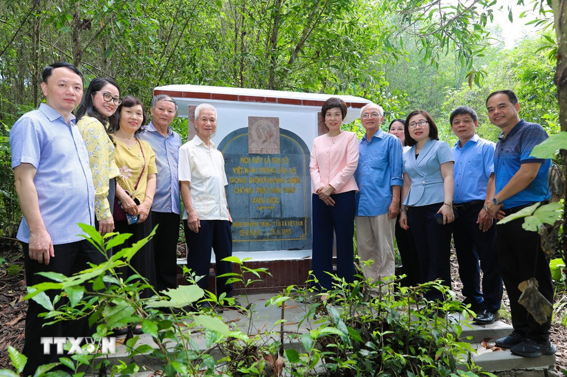 Tổng giám đốc, Chủ tịch Liên chi hội Nhà báo TTXVN Vũ Việt Trang và các đại biểu chụp ảnh tại Khu di tích. (Ảnh: Thành Phương/TTXVN)