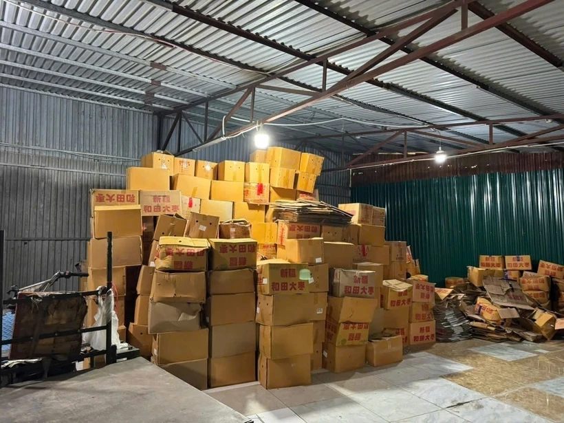 Hơn 4 tấn táo đỏ khô không rõ nguồn gốc, xuất xứ bị lực lượng chức năng thu giữ. (Ảnh: TTXVN phát)