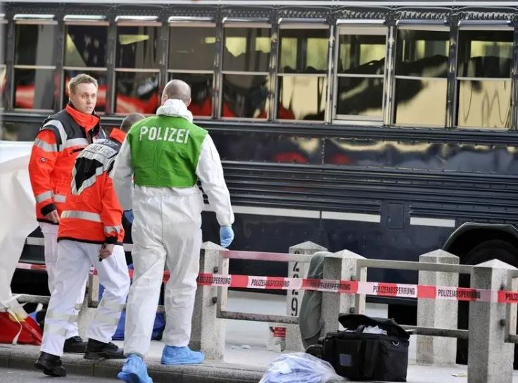 Lực lượng an ninh triển khai cuộc truy tìm quy mô lớn với sự tham gia của nhiều sỹ quan cảnh sát, đồng thời phong tỏa nghiêm ngặt khu vực xung quanh để phục vụ công tác điều tra. (Nguồn: EPA)