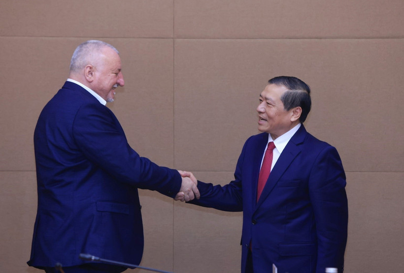 Ủy viên Trung ương Đảng, Phó Trưởng Ban Thường trực Ban Tuyên giáo và Dân vận Trung ương Lại Xuân Môn và Chủ tịch Komjáthi Imre, Đảng Xã hội Hungary (MSZP). (Ảnh: Tuấn Anh/TTXVN)