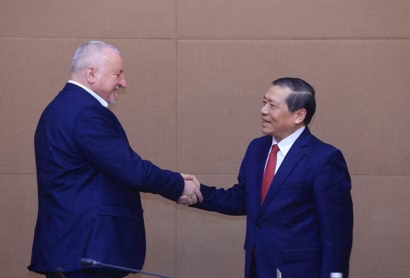 Ủy viên Trung ương Đảng, Phó Trưởng Ban Thường trực Ban Tuyên giáo và Dân vận Trung ương Lại Xuân Môn và Chủ tịch Komjáthi Imre, Đảng Xã hội Hungary (MSZP). (Ảnh: Tuấn Anh/TTXVN)