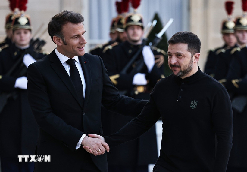 Tổng thống Pháp Emmanuel Macron (trái) và Tổng thống Ukraine Volodymyr Zelensky tại cuộc gặp ở Paris ngày 26/3/2025. (Ảnh: THX/TTXVN)