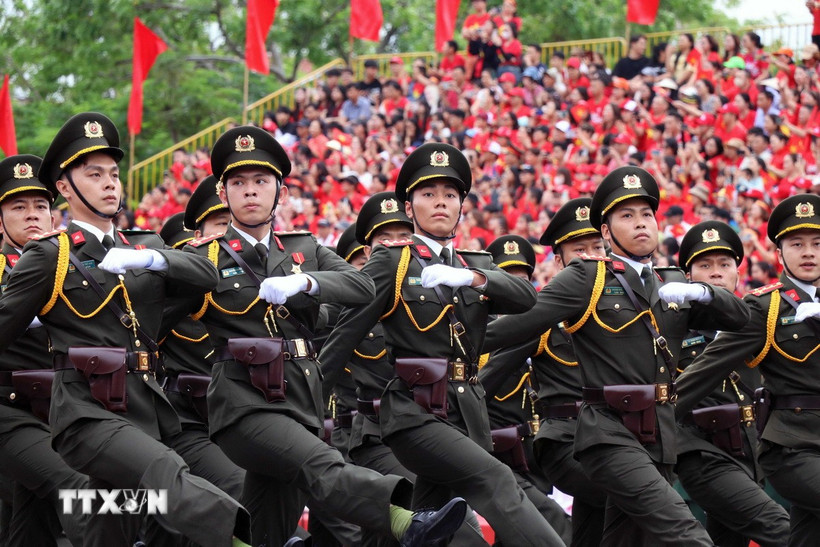 Duyệt đội ngũ chào mừng kỷ niệm 70 năm Ngày Giải phóng Hải Phòng. (Ảnh: Hoàng Ngọc/TTXVN)