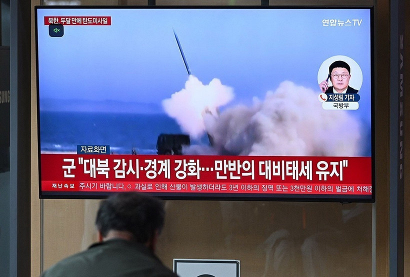 Người dân tại Seoul, Hàn Quốc theo dõi qua truyền hình vụ phóng tên lửa của Triều Tiên, ngày 8/5/2025. (Ảnh: france24/TTXVN)